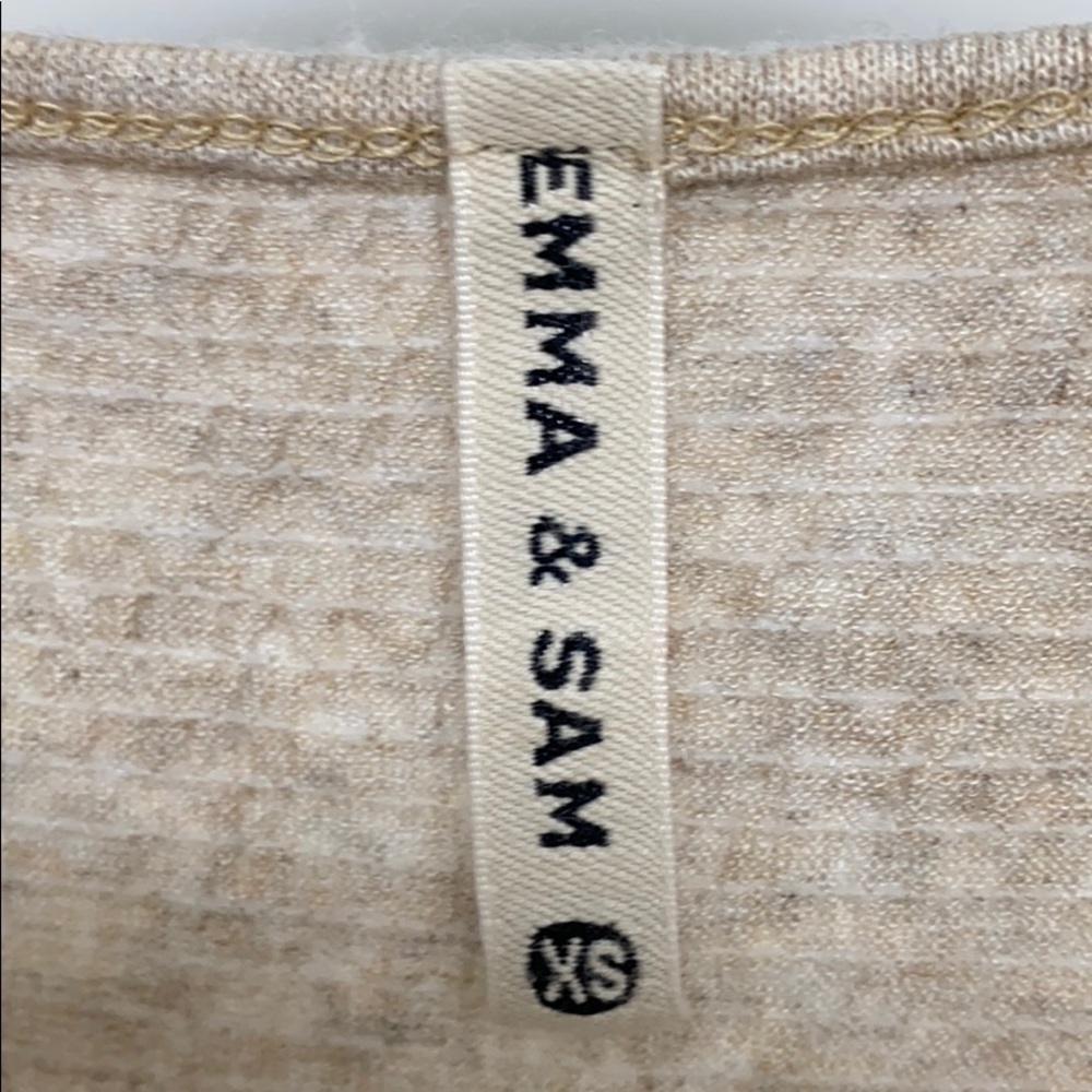LF Emma & Sam V-Neck Box Cropped Top with Pocket - Picture 3 of 4